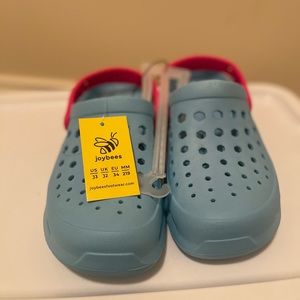 These are Joybees clogs size 3 blue and purple.